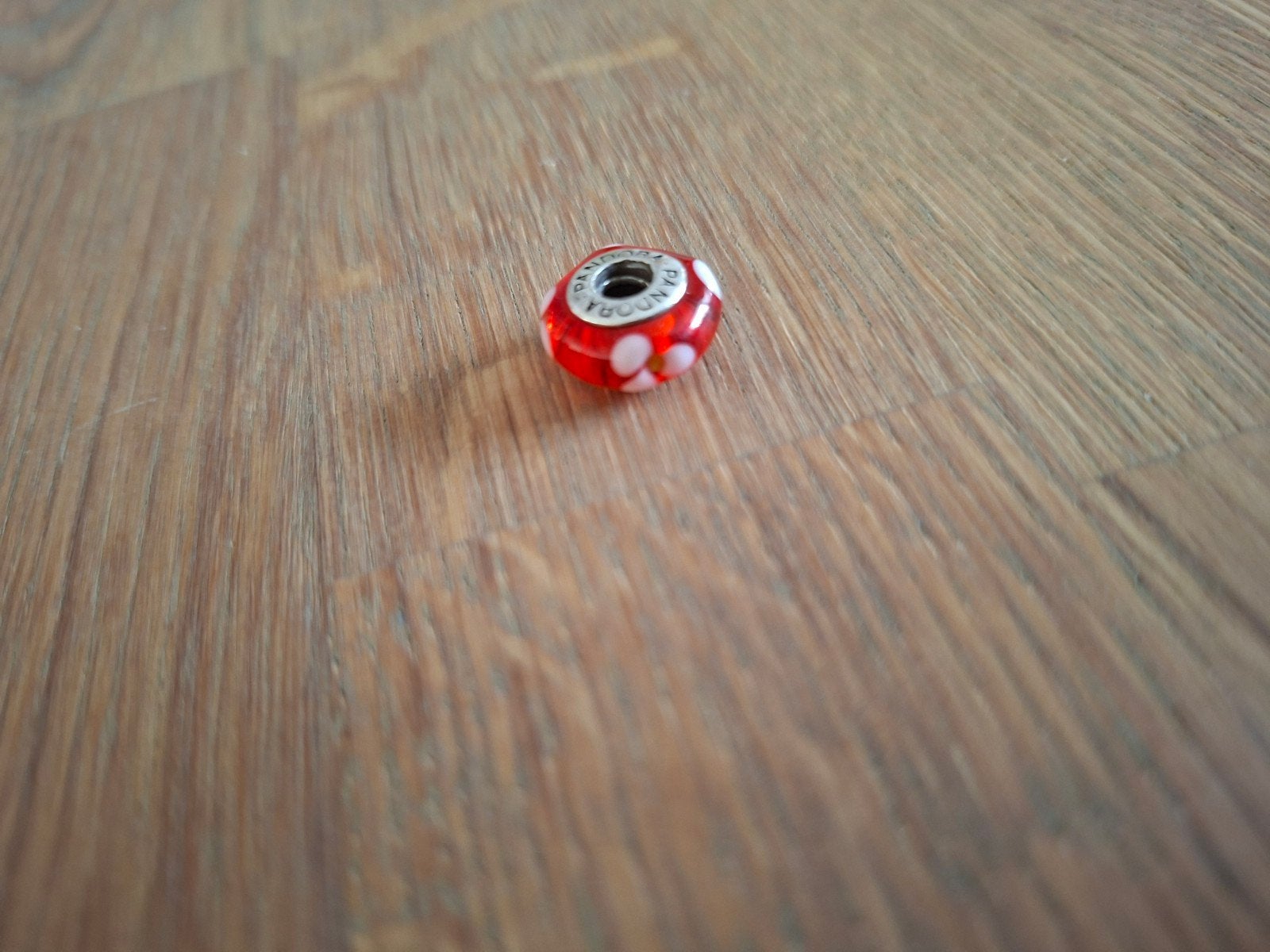 Pandora Murano Glas Kraal Rood met Witte Stippen, Sieraden, Tassen en Uiterlijk, Bedels, Gebruikt, Glas of Kristal, Pandora, Ophalen of Verzenden