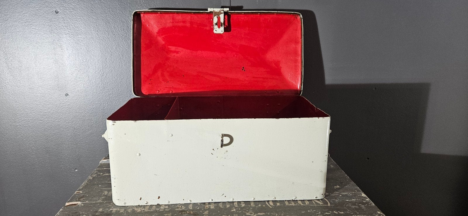 Vintage metalen kist – crème met rode binnenzij, Ophalen, Gebruikt, 50 tot 100 cm, Minder dan 50 cm