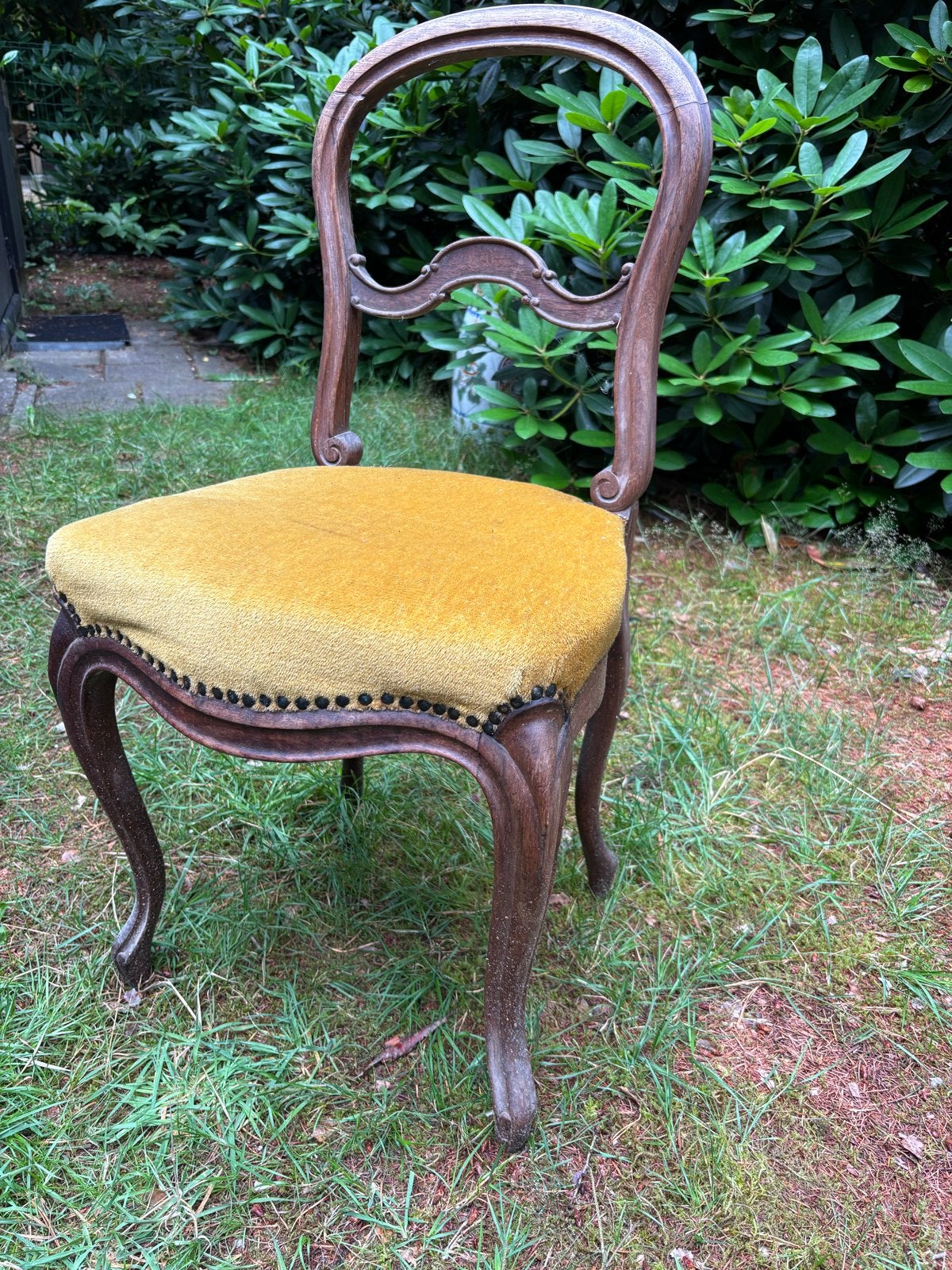 Antieke stoel met geel fluwelen bekleding, Ophalen