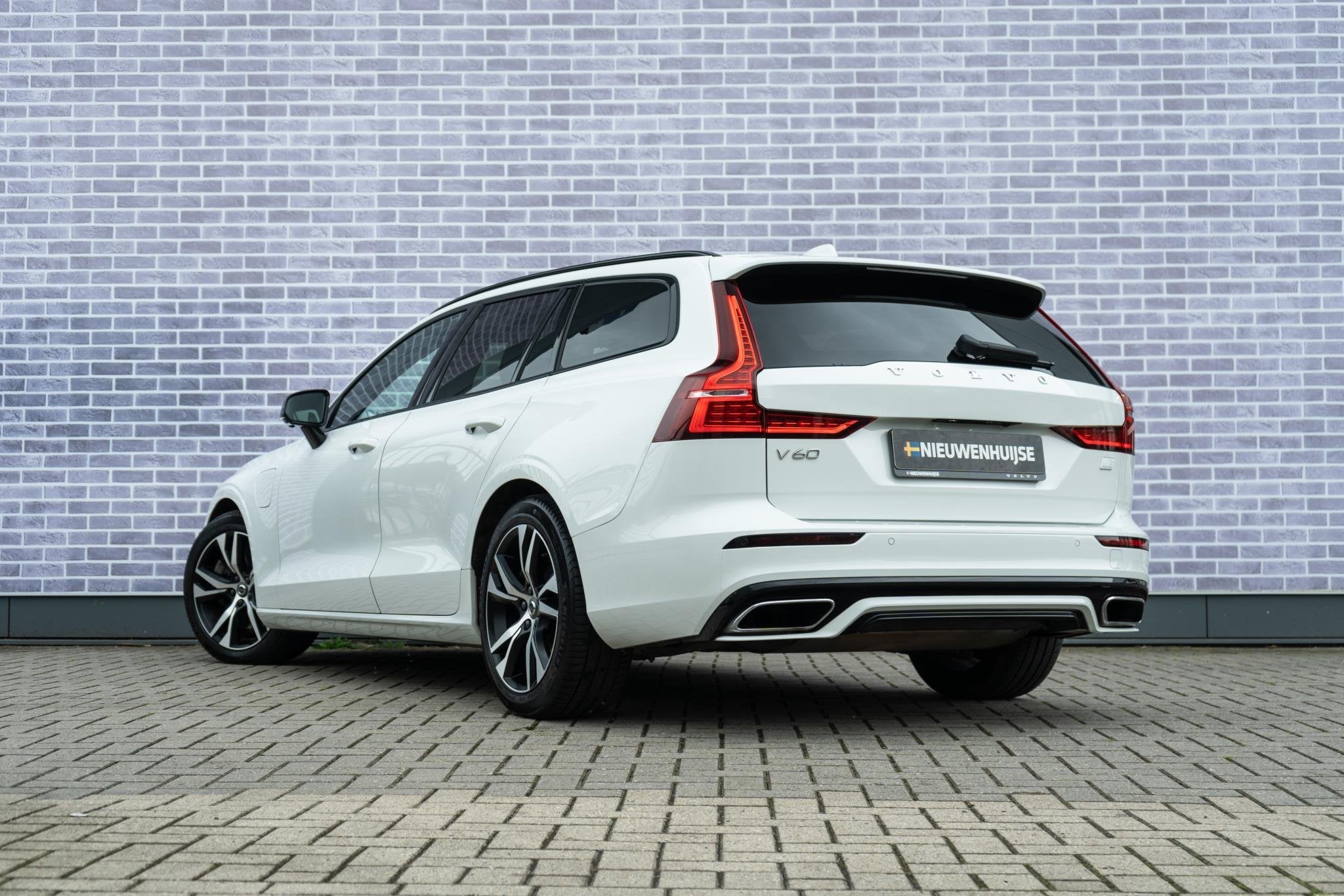 Foto 2 van Volvo V60 2.0 T6 Recharge AWD R-Design | Trekhaak | Adaptiev