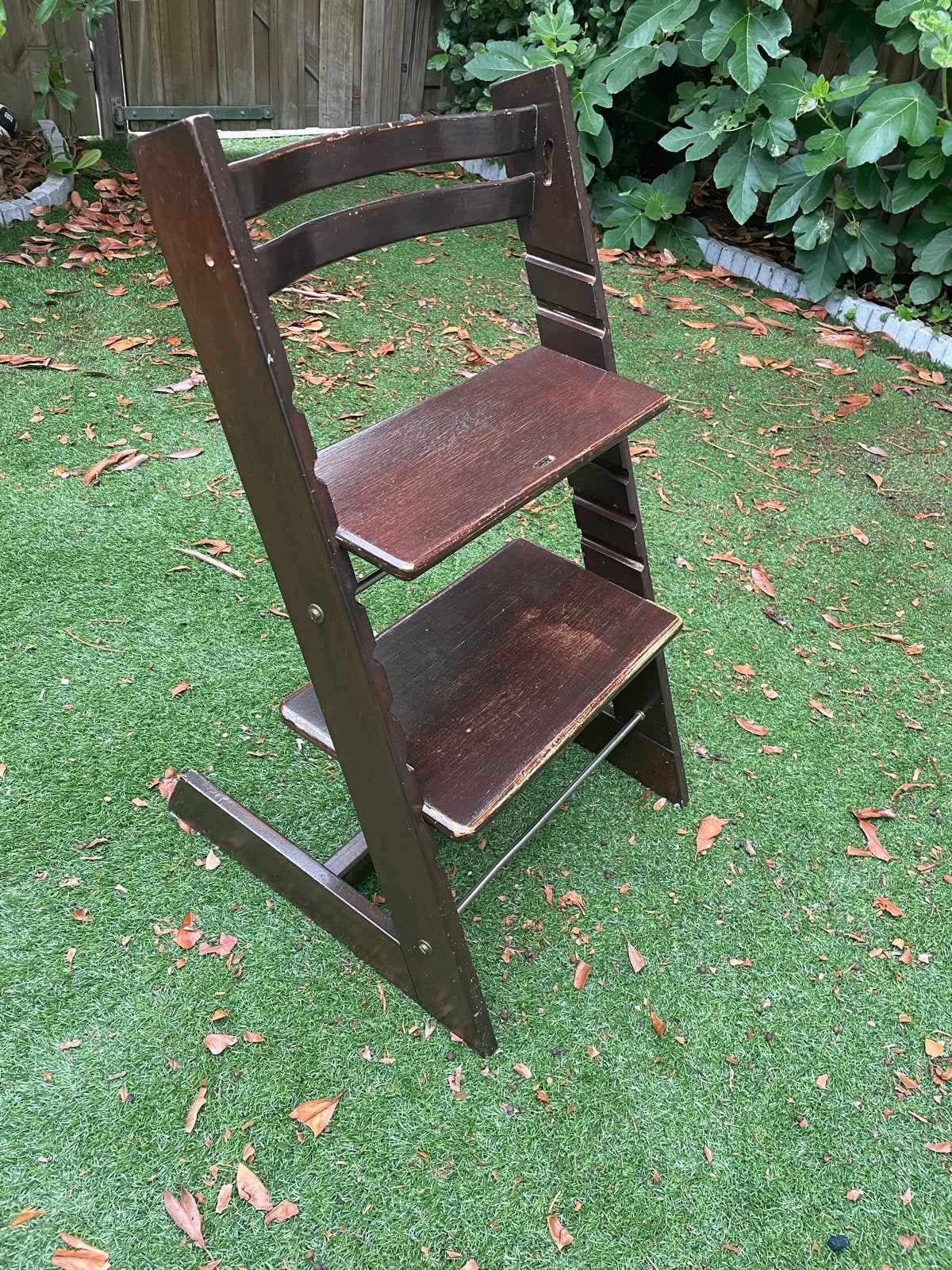 Verstelbare houten meegroeistoel - donkerbruin, Kinderen en Baby's, Kinderstoelen, Ophalen, Gebruikt, Meegroeistoel, Aanschuifbaar