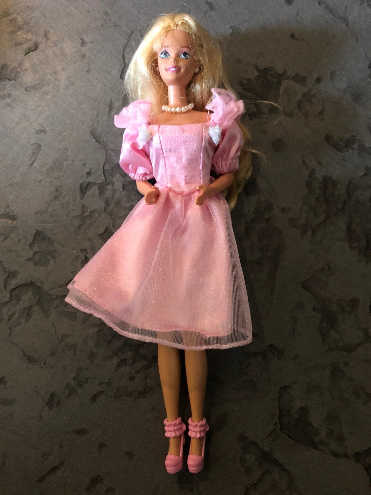 Barbie in roze baljurk met patels mattel 80/ 90 er jaren.