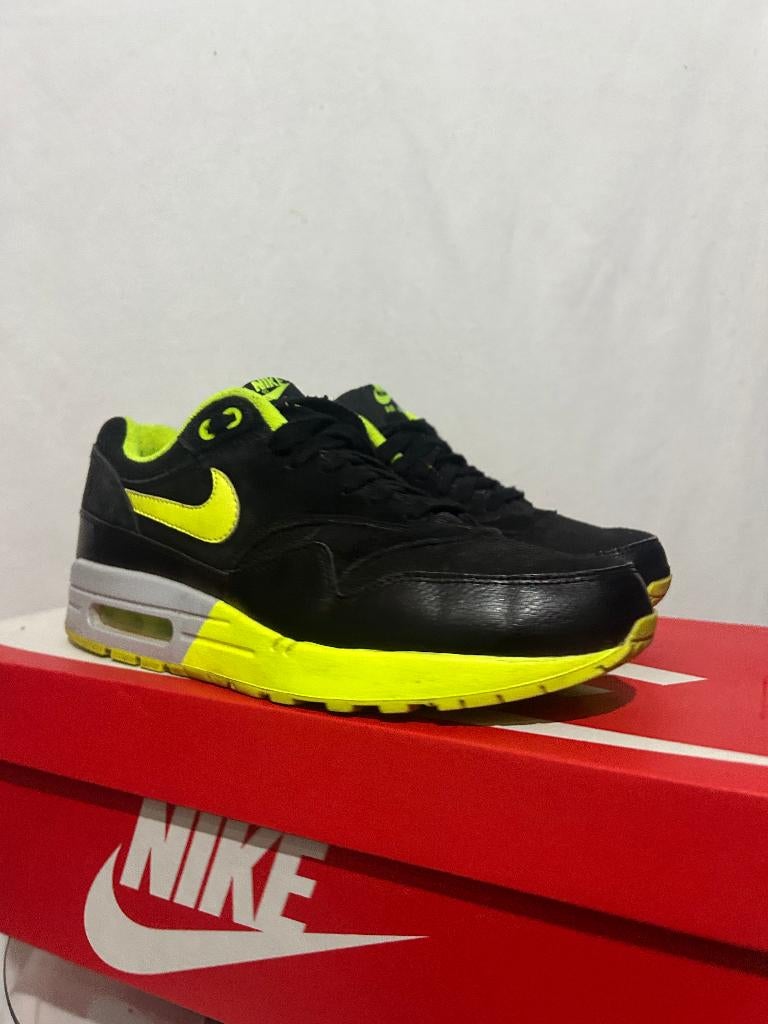 ALS NIEUW! Maat 42 - Nike Air Max 1 Black Volt, Kleding | Heren, Schoenen, Overige kleuren, Verzenden, Nike, Nike