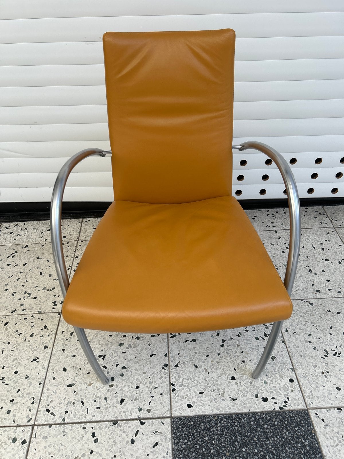 Moderne stoel met metalen frame en cognac kleurig leer, Ophalen, Twee, Leer, Zo goed als nieuw