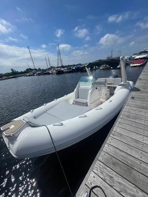 Zodiac Medline 7.5 300PK 2022 incl. Van Claes trailer, Watersport en Boten, Rubberboten, Zonnedek, 300 pk, 60 cm, 7 m