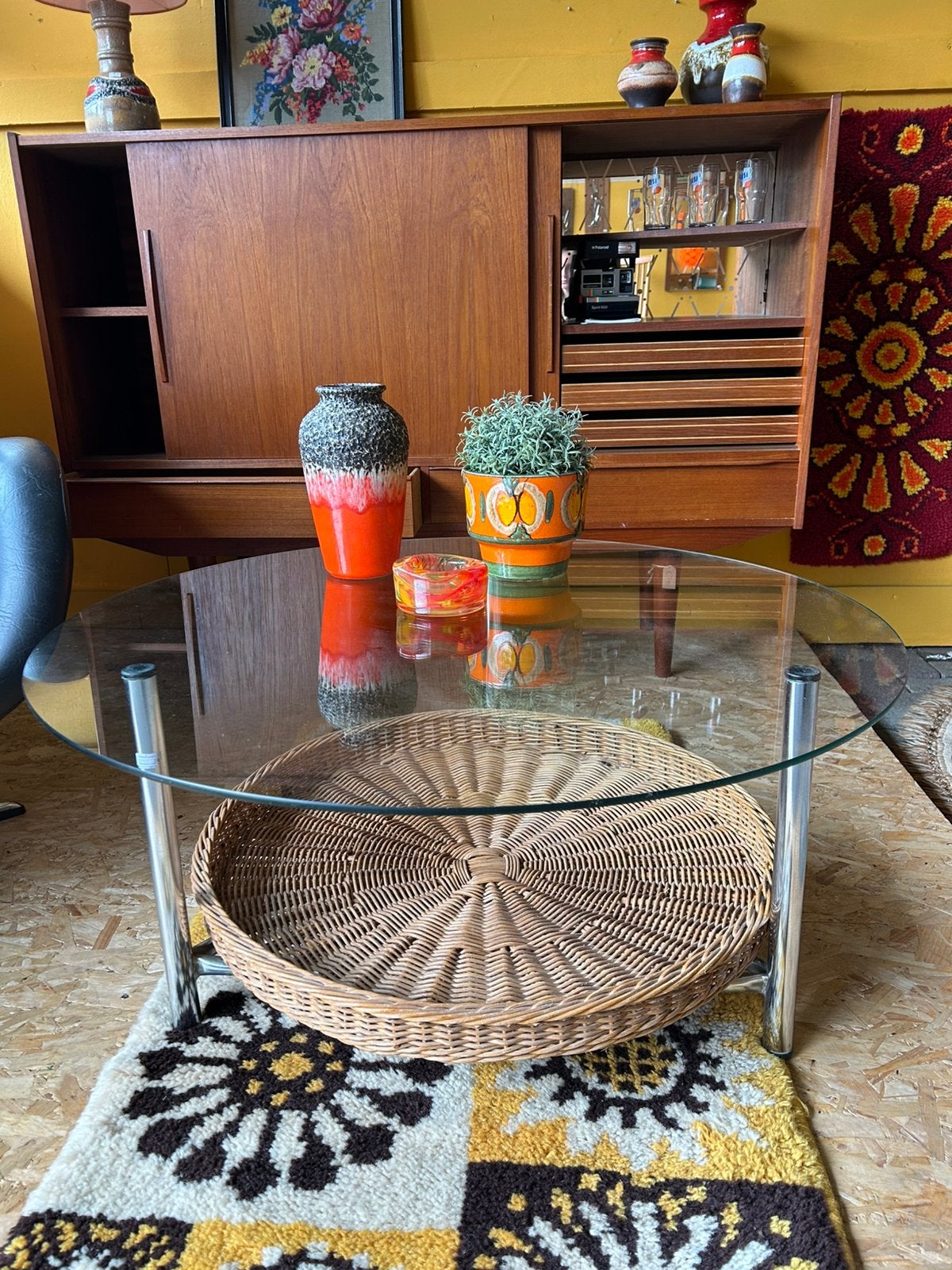 Vintage jaren 60 ronde salontafel met rieten lectuurmand, Ophalen, Huis en Inrichting