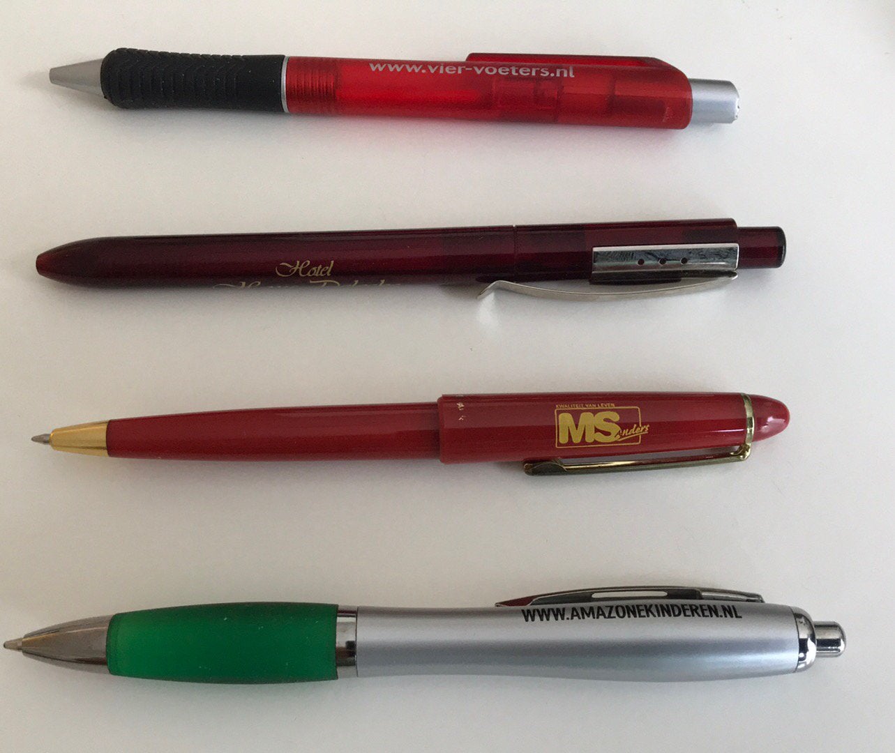 Balpen, pen verzamelen,rood, groen accent, deels gebruikt, Verzamelen, Pennenverzamelingen, Ophalen of Verzenden, Zo goed als nieuw
