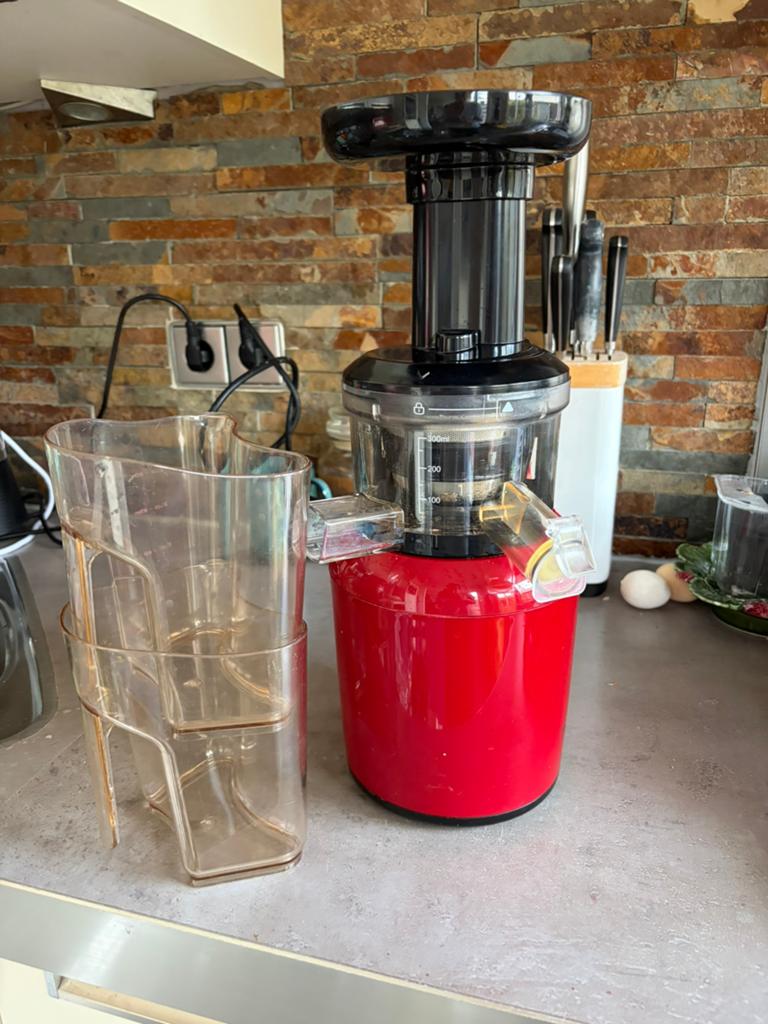 Krachtige rode slowjuicer voor verse sappen, Ophalen, Gebruikt, Elektrisch, Slowjuicer