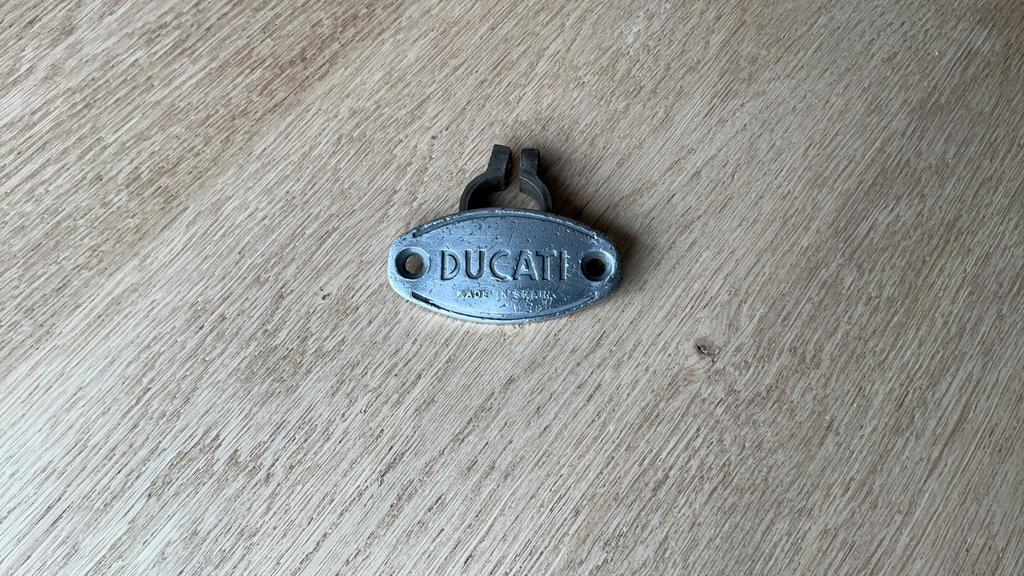 DUCATI BLOK PLAATJE EN ZADELBUIS FRAMEKLEM MET DUCATI OPDRUK, Ophalen of Verzenden, Zo goed als nieuw, Blok, Overige merken
