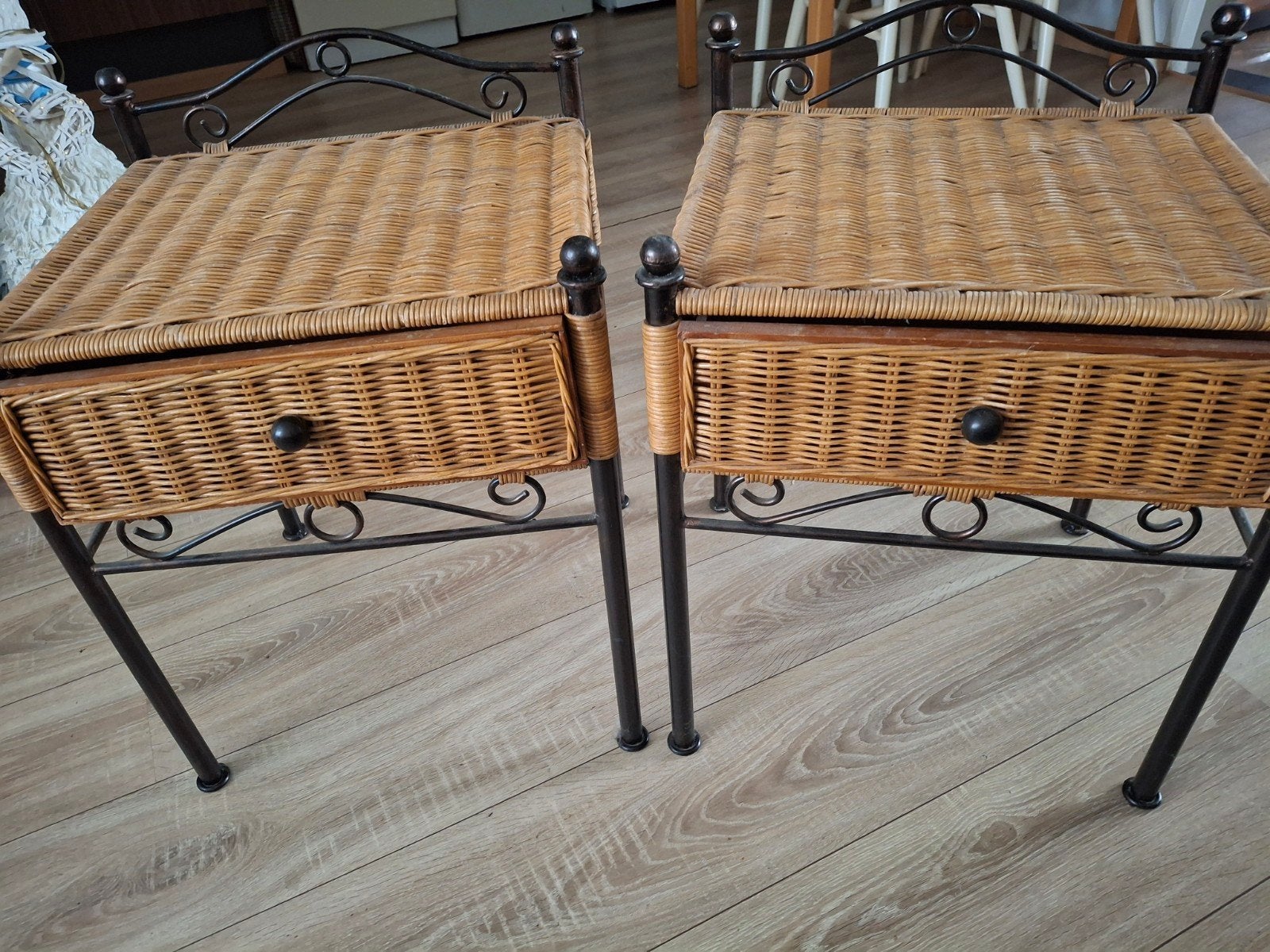Set van 2 rotan nachtkastjes met metalen frame, Huis en Inrichting, Ophalen, Gebruikt, Landelijk, Natuurlijk materiaal