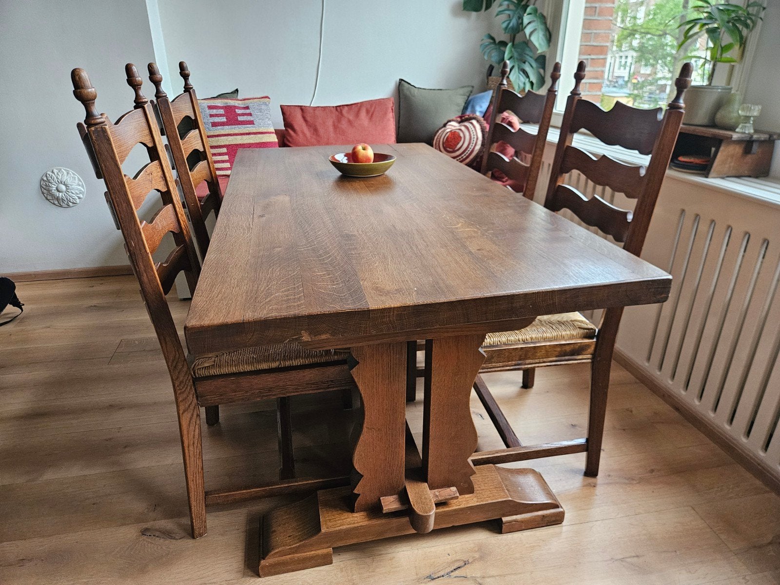 Robuuste kloostertafel, Ophalen, Zo goed als nieuw, Kloostertafel, 4 tot 6 stoelen