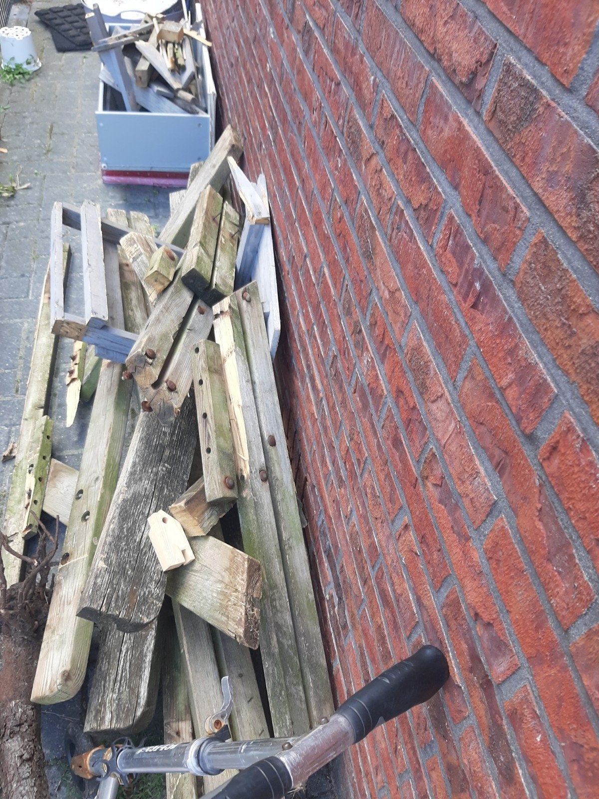 Brandhout: Diverse houten balken en planken, Tuin en Terras, Haardhout, Minder dan 3 m³, Ophalen, Overige houtsoorten, Blokken