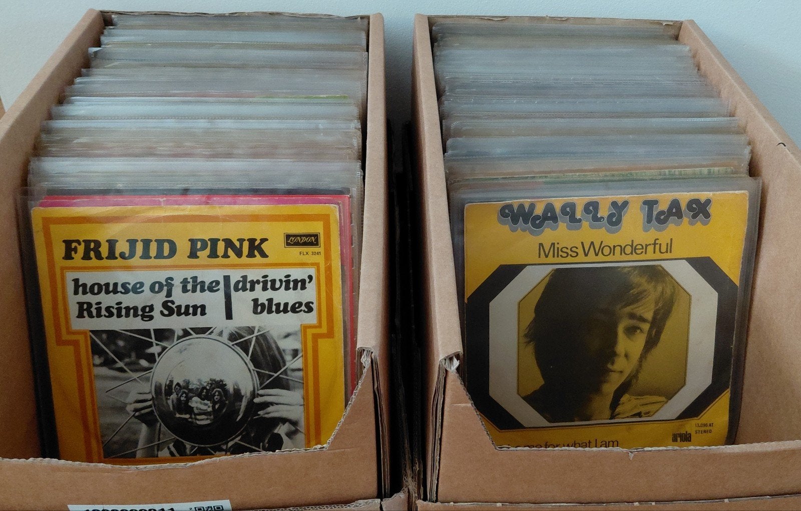 Doos met vinyl singles, met originele hoezen., Cd's en Dvd's, Fotohoes, Ophalen of Verzenden, Gebruikt, 7 inch