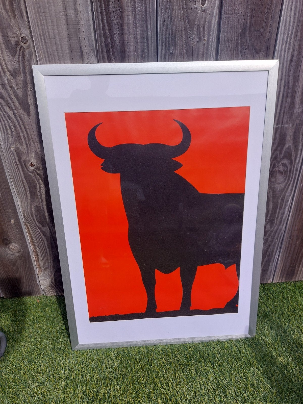 Ingelijste poster van een stier op rode achtergrond, Ophalen