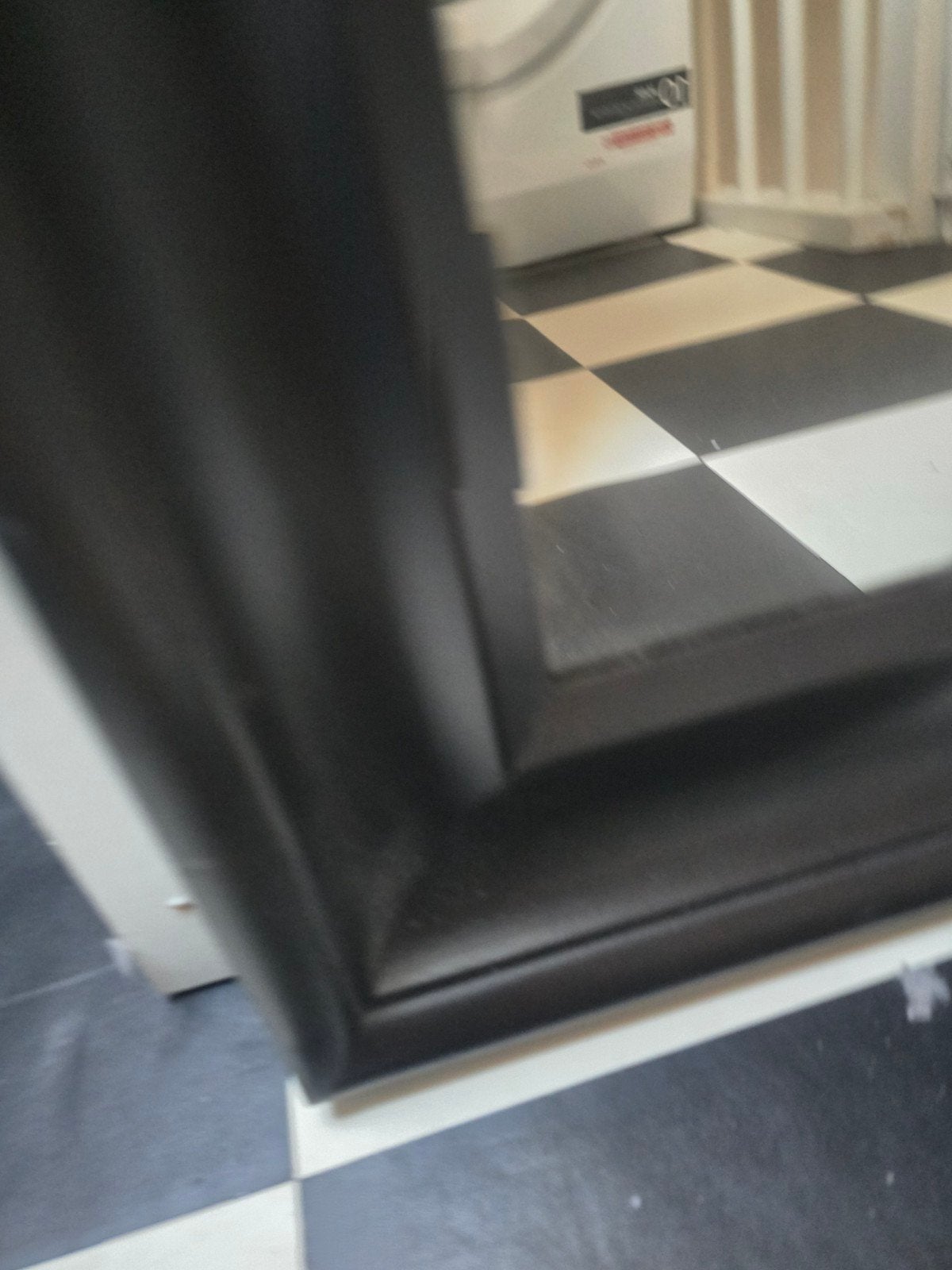 Mooie zwarte spiegel met brede lijst, Gebruikt, Ophalen of Verzenden, 75 tot 100 cm, Minder dan 100 cm