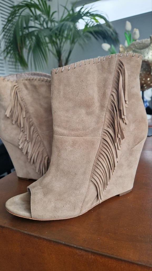 ASH suède enkellaarsjes open neus franjers sleehak 41, Kleding | Dames, Schoenen, Verzenden, Zo goed als nieuw, Beige