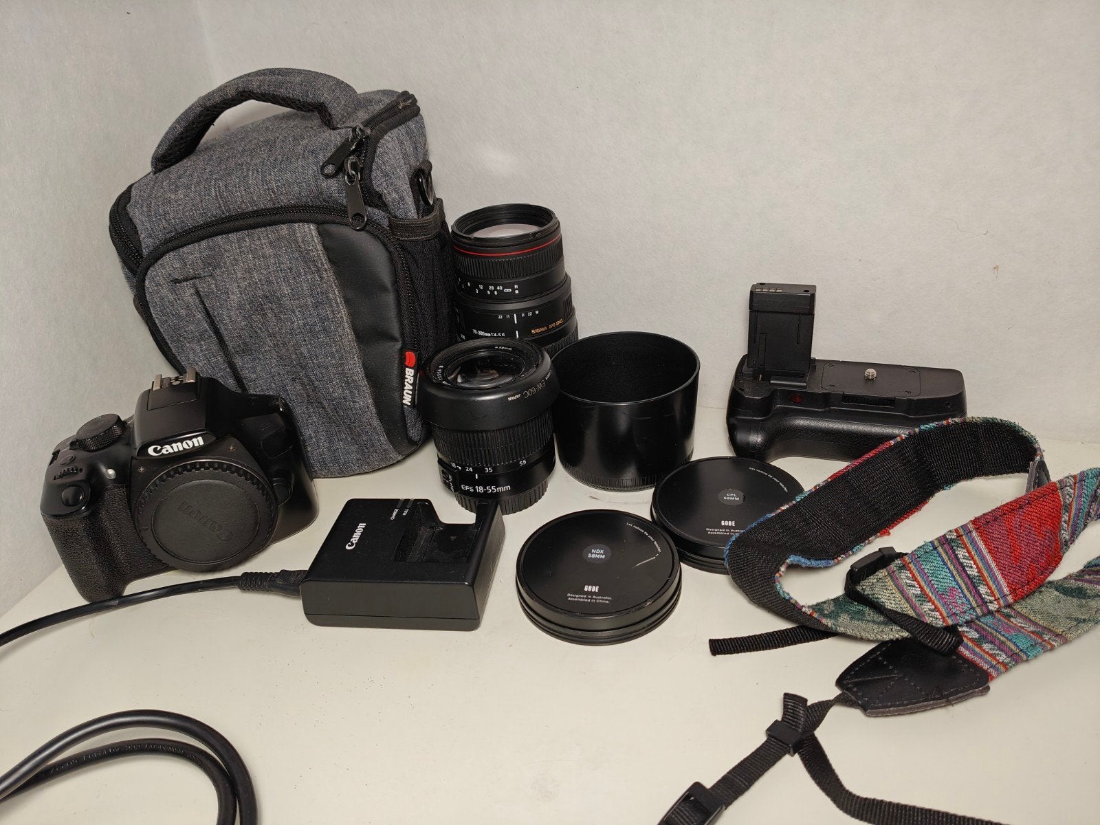 Canon EOS 1300D complete set – kitlens + Sigma zoomlens, Audio, Tv en Foto, Fotocamera's Digitaal, Gebruikt, Spiegelreflex, Canon