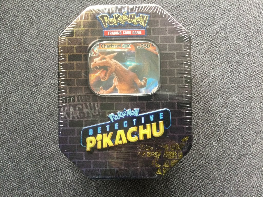 Detective Pikachu Tin - Detective Pikachu Charizard Tin, Hobby en Vrije tijd, Verzamelkaartspellen | Pokémon, Verzenden, Zo goed als nieuw