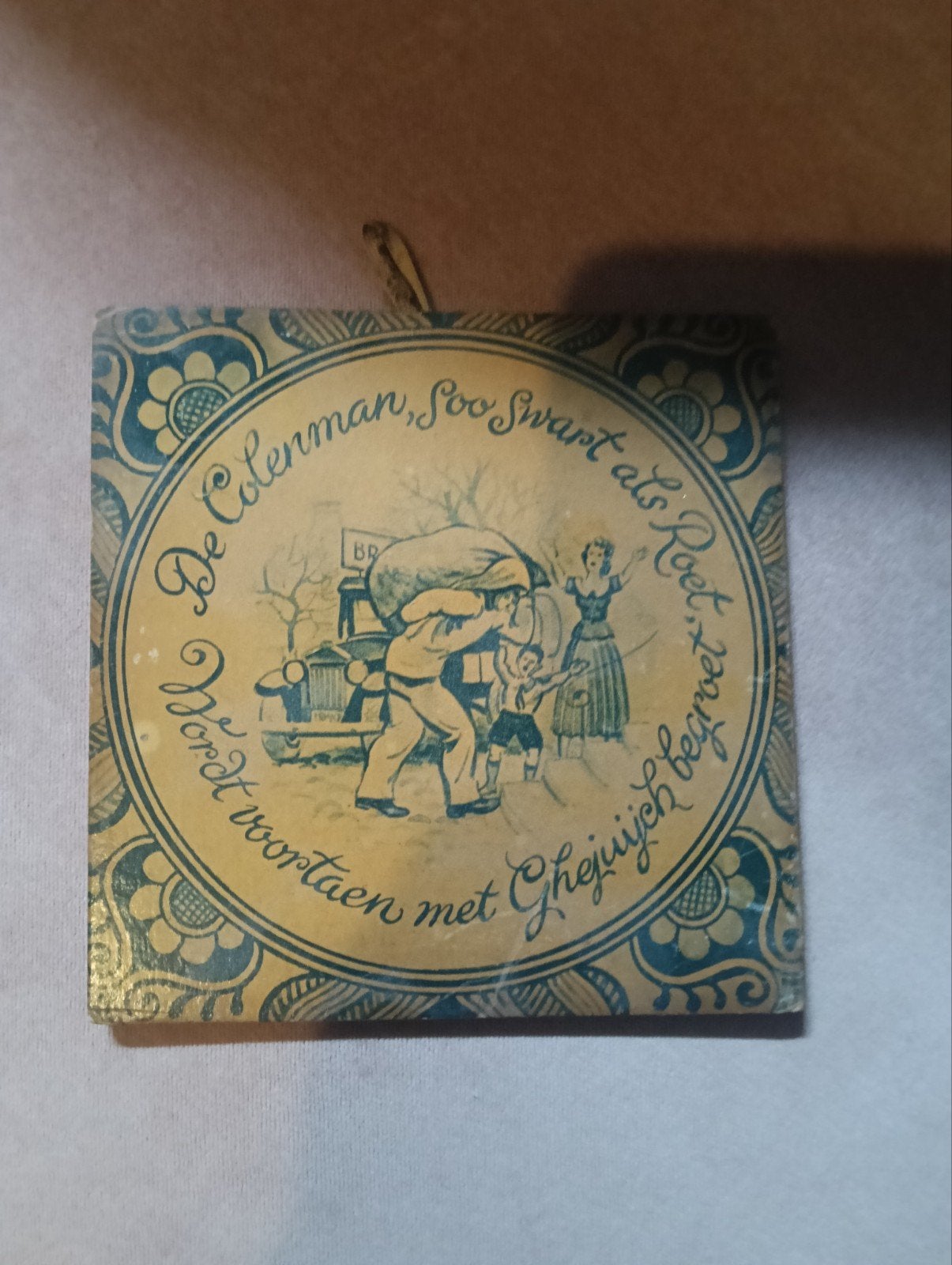 Originele WOII Kartonnen Siertegel 'De Colenman' (EVD / Dist, Ophalen of Verzenden, Nederland