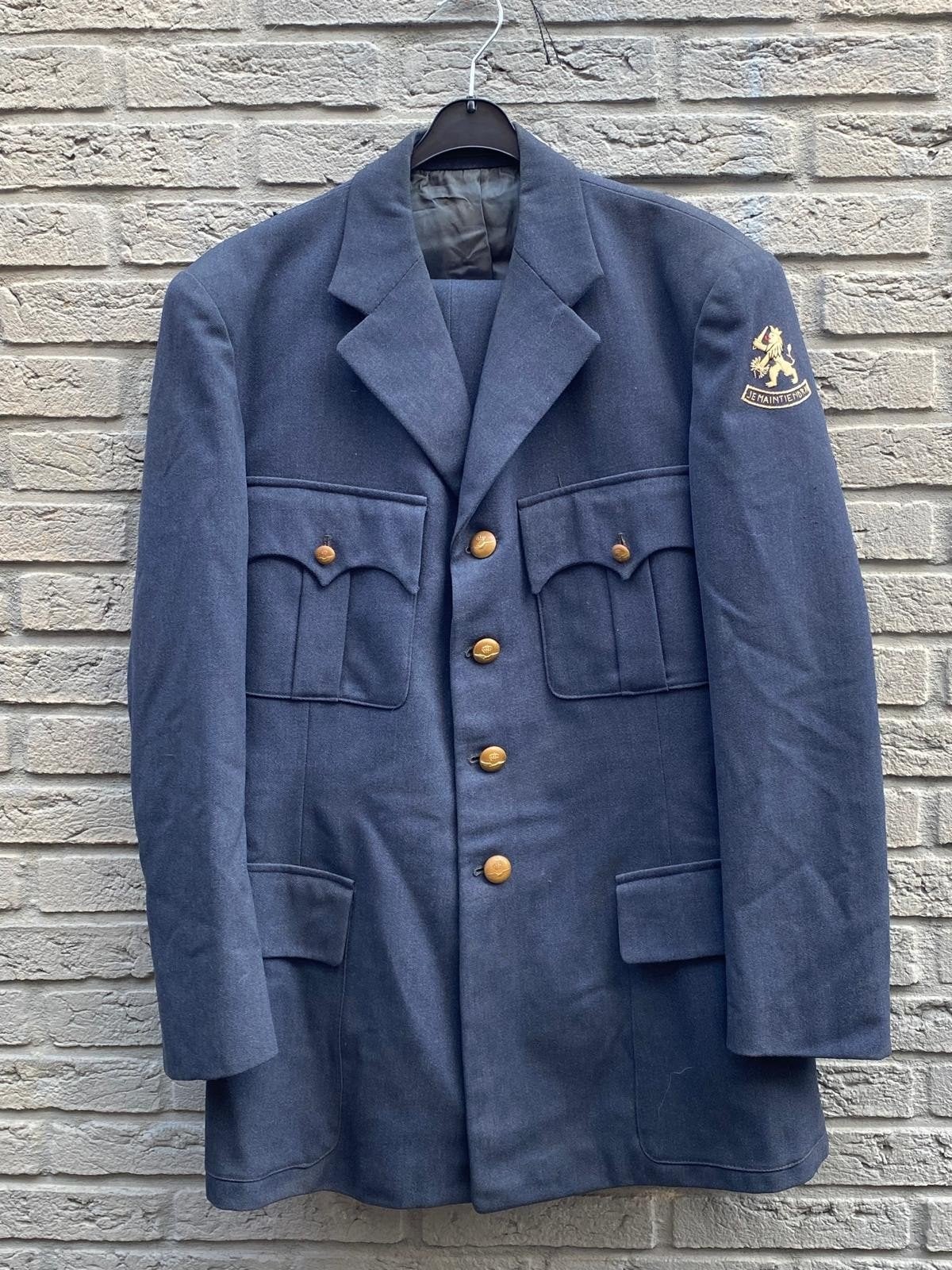 Luchtmacht uniform jas /broek met ingeborduurde mouwleeuw., Ophalen of Verzenden