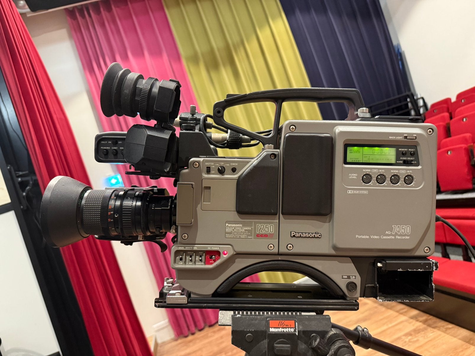 Panasonic F250 VHS camera incl. Manfrotto statief en case, Audio, Tv en Foto, Ophalen, Gebruikt, Panasonic, 20x of meer