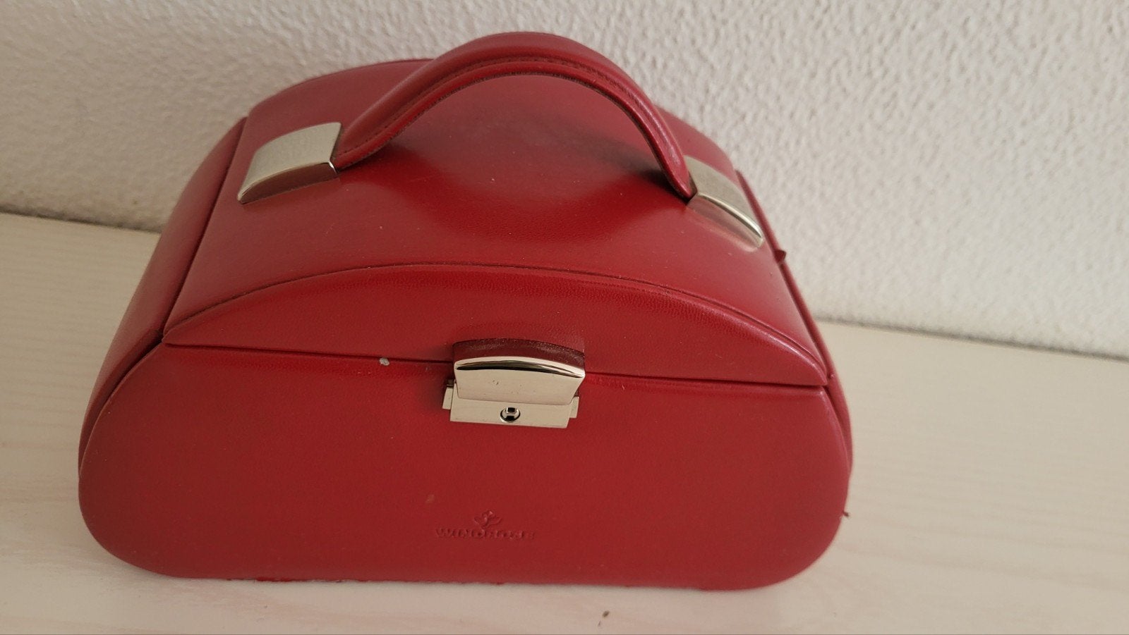 Rode Sieradenkoffer Windrose + Veel Bijoux €5

Faz assim, vo, Ophalen, Zo goed als nieuw, Rood, Met spiegeltje(s)