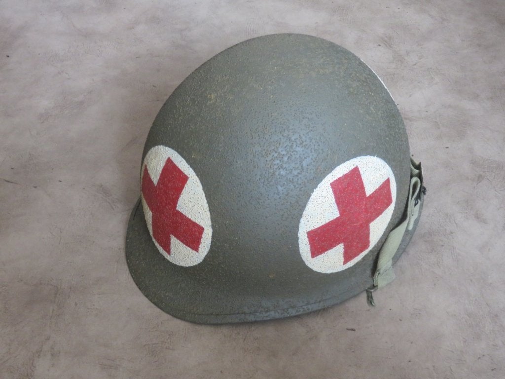 Medic helm doctor Red Cross WW2 USA helmet infantry 1944type, Ophalen of Verzenden, Amerika, Helm of Baret