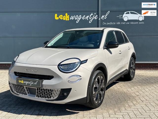 Fiat 600 1.2 Hybrid La Prima Autom. *cappuccino *alle opties, Auto's, Fiat, 136 pk, Gebruikt, 620 kg, Leder