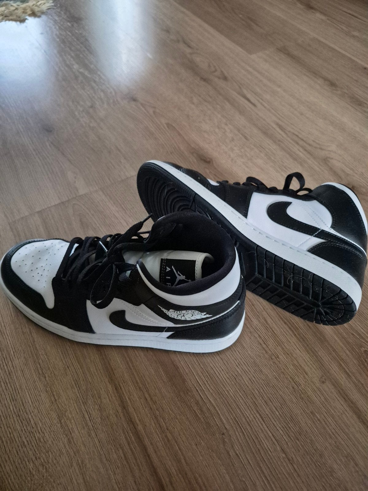 Nike Air Jordan 1 Mid - Zwart/Wit, Kleding | Heren, Schoenen, Zwart, Ophalen of Verzenden, Nike Air Jordan, Sneakers of Gympen