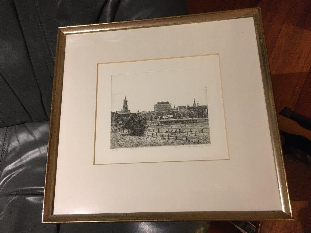 Fraaie ets van de stad Venlo door Ton Kwinkelenberg, Met tekst, Stadsgezicht, Ophalen of Verzenden, 12 cm