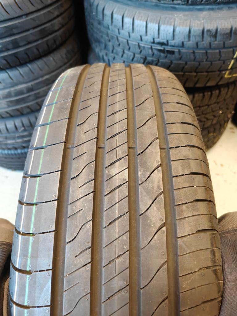 2x 215/60R17 Demo Zomerbanden Goodyear