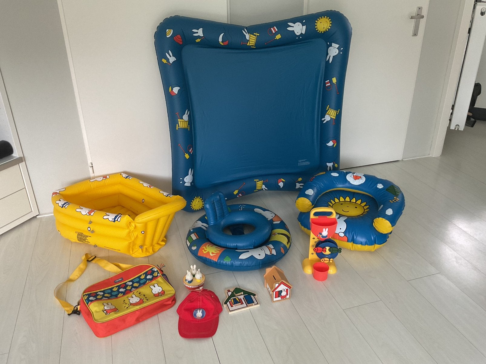 Nijntje badje, zwemband, stoel, zand/waterloper, tas,pet enz, Verzamelen, Ophalen of Verzenden, Zo goed als nieuw