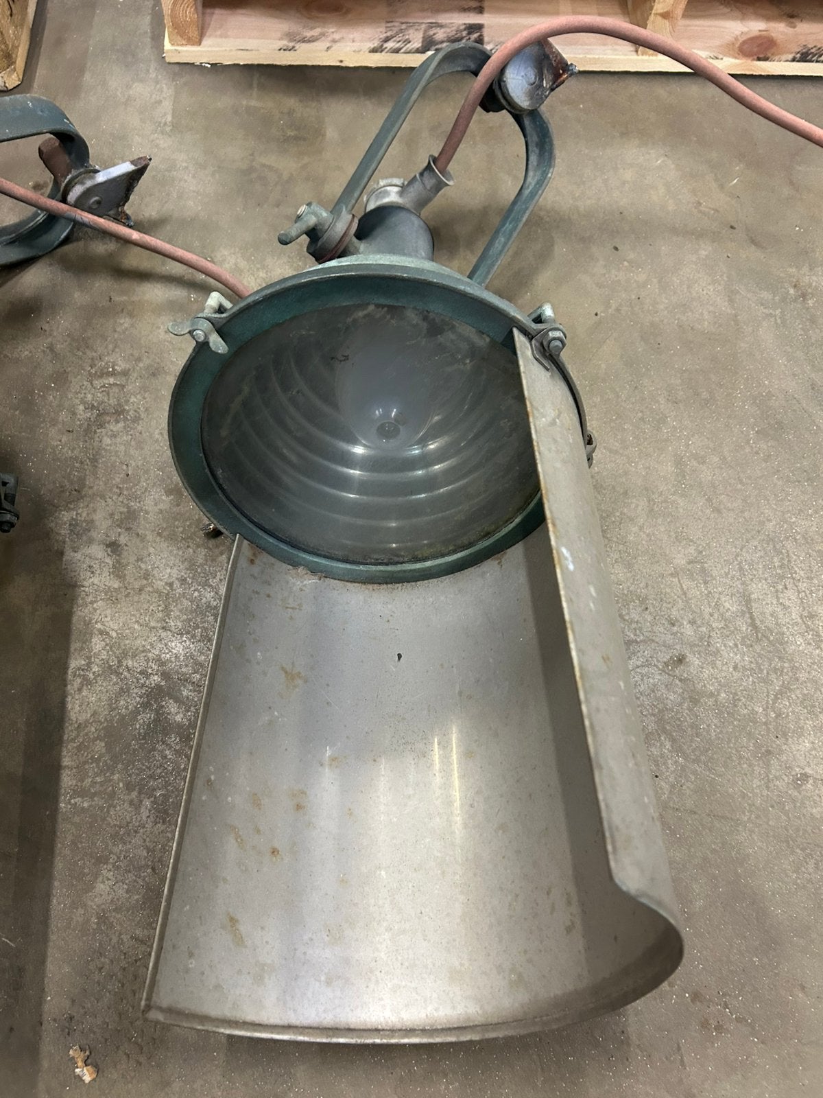 2x industriële fabriekslamp, messing behuizing & RVS kap, Ophalen