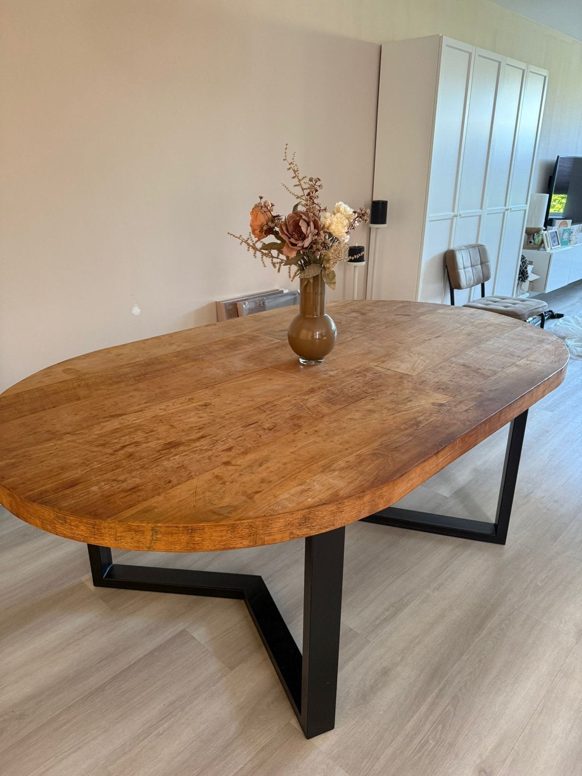 Ovale houten eettafel met metalen onderstel, Huis en Inrichting, Tafels | Eettafels, Ophalen, Gebruikt, 100 tot 150 cm, 200 cm of meer