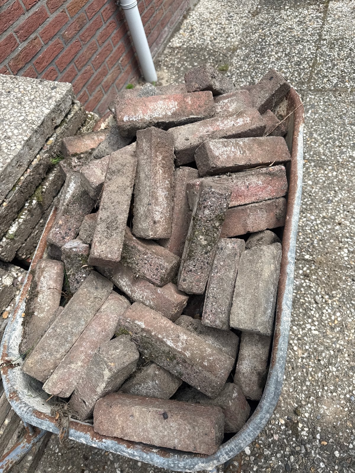 Gratis - 2 kruiwagens vol klinkers waal formaat - waaltjes, Tuin en Terras, Ophalen, Gebruikt, Beton, Klinkers