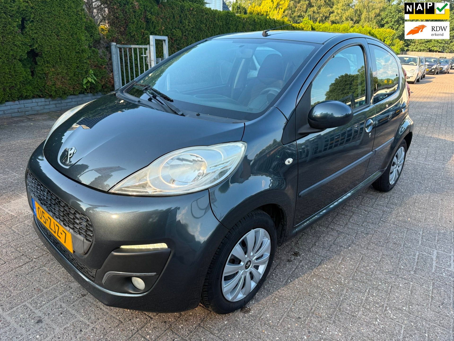 Peugeot 107 1.0 5-DRS Active AIRCO LED CENTR.VERGR. EL.RAMEN, Euro 5, Stof, Gebruikt, 4 stoelen