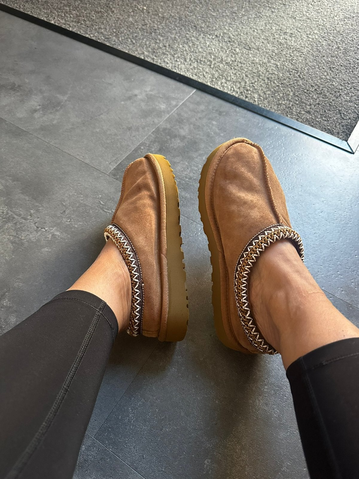 Uggs Tasman, Ophalen of Verzenden, Zo goed als nieuw, Zwart