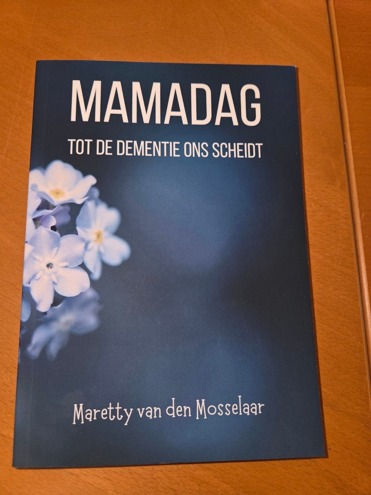 MAMADAG: Tot de dementie ons scheidt - Maretty vd Mossel, Ophalen of Verzenden, Zo goed als nieuw, Maretty van den Mosselaar, Nederland