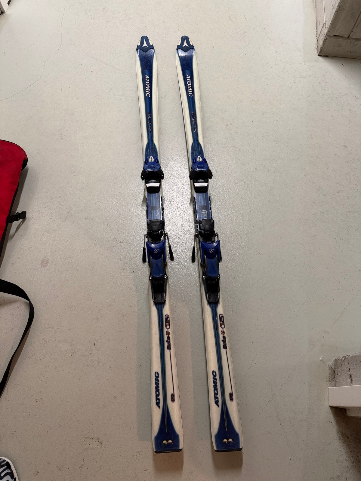 Atomic Ski's met Tyrolia bindingen en Head skistokken, Ophalen, 160 tot 180 cm, Gebruikt, Atomic