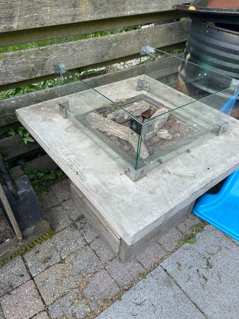 Vuurtafel met lava steen en namaak hout en beschermglas, Tuin en Terras, Ophalen of Verzenden, Zo goed als nieuw