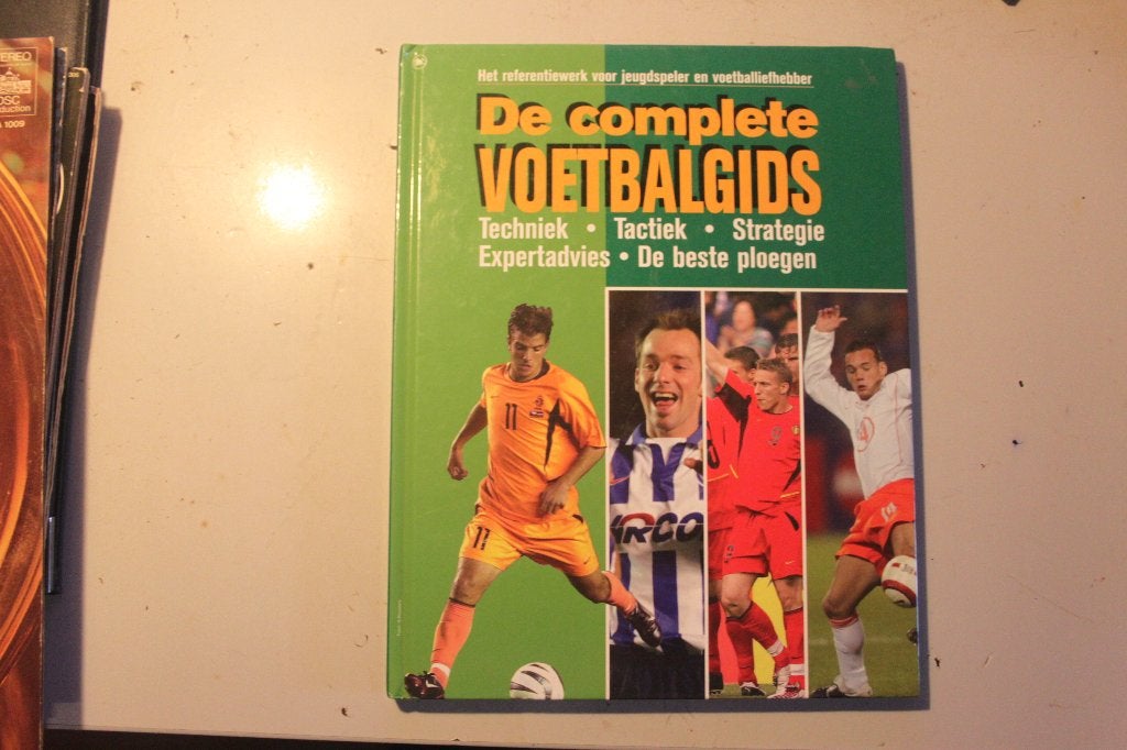 801v - boek - de complete voetbalgids, Ophalen of Verzenden, Gelezen, Watersport en Hengelsport