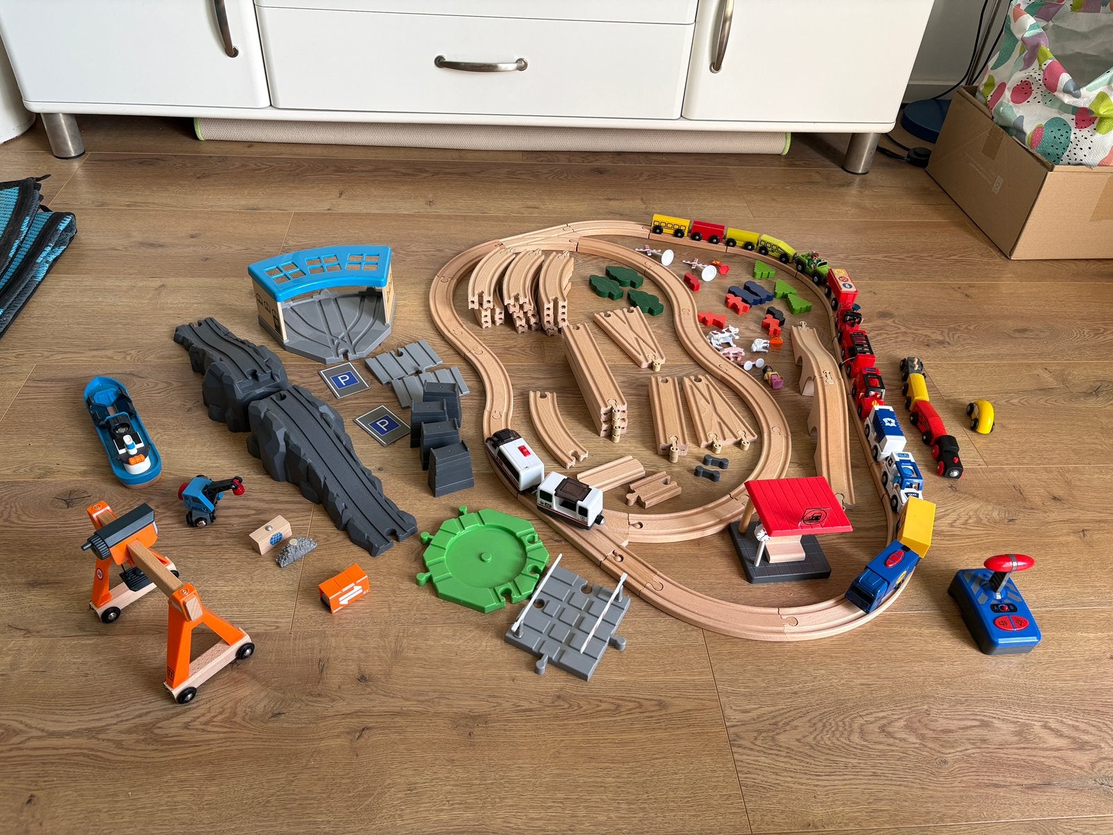 Uitgebreide houten treinbaan set met veel accessoires!, Ophalen of Verzenden, Zo goed als nieuw