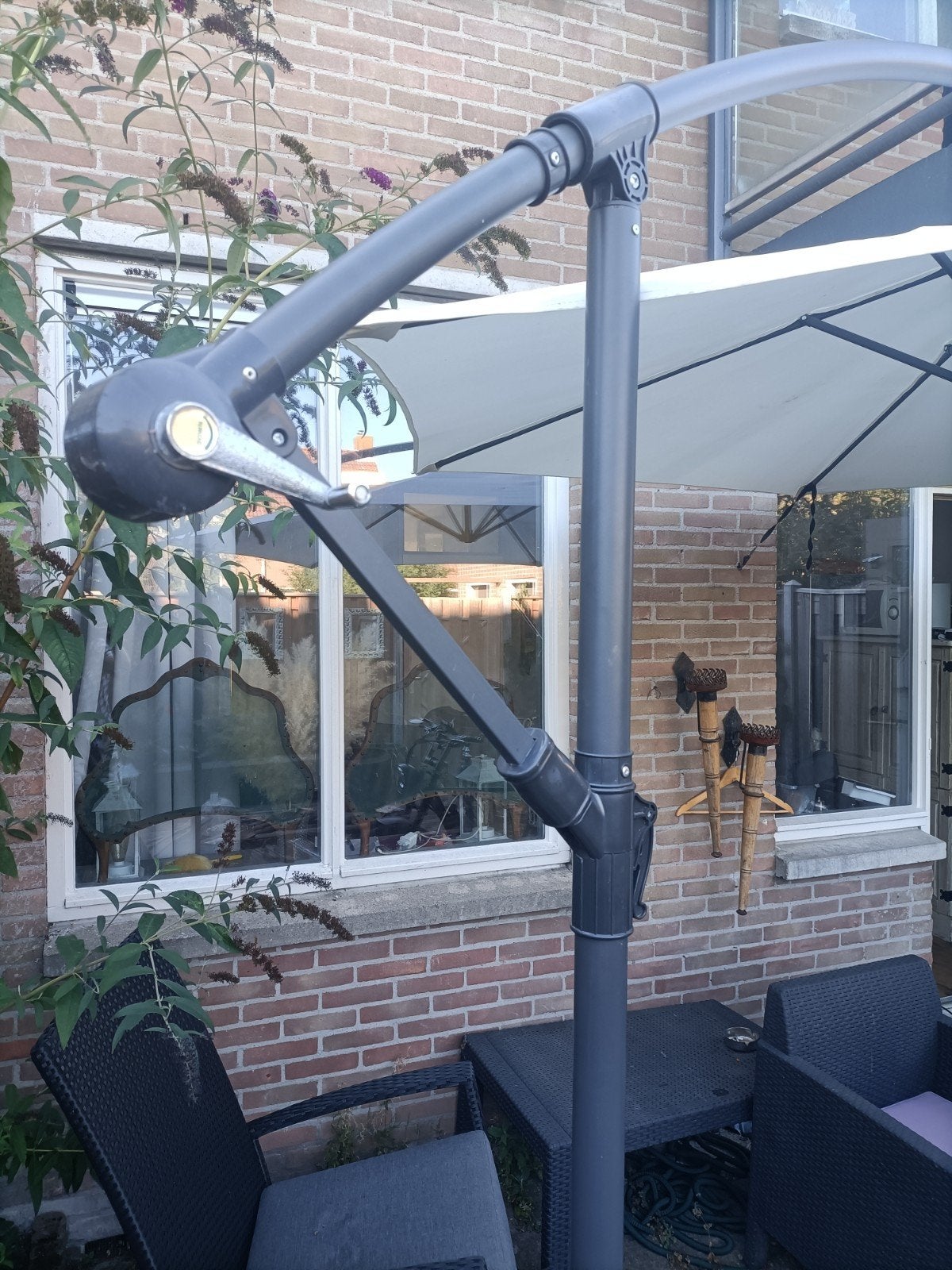 Parasol met 4 beton tegels - Staat als een huis!, Ophalen, Gebruikt, Minder dan 1 meter, Parasolvoet