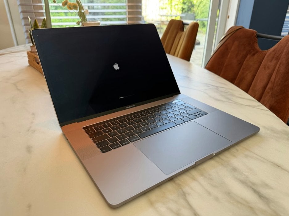 Apple MacBook Pro TOUCHBAR 15 inch i7 32GB RAM 512GB Qwerty, MacBook Pro, 2 tot 3 Ghz, 512 GB, Ophalen of Verzenden