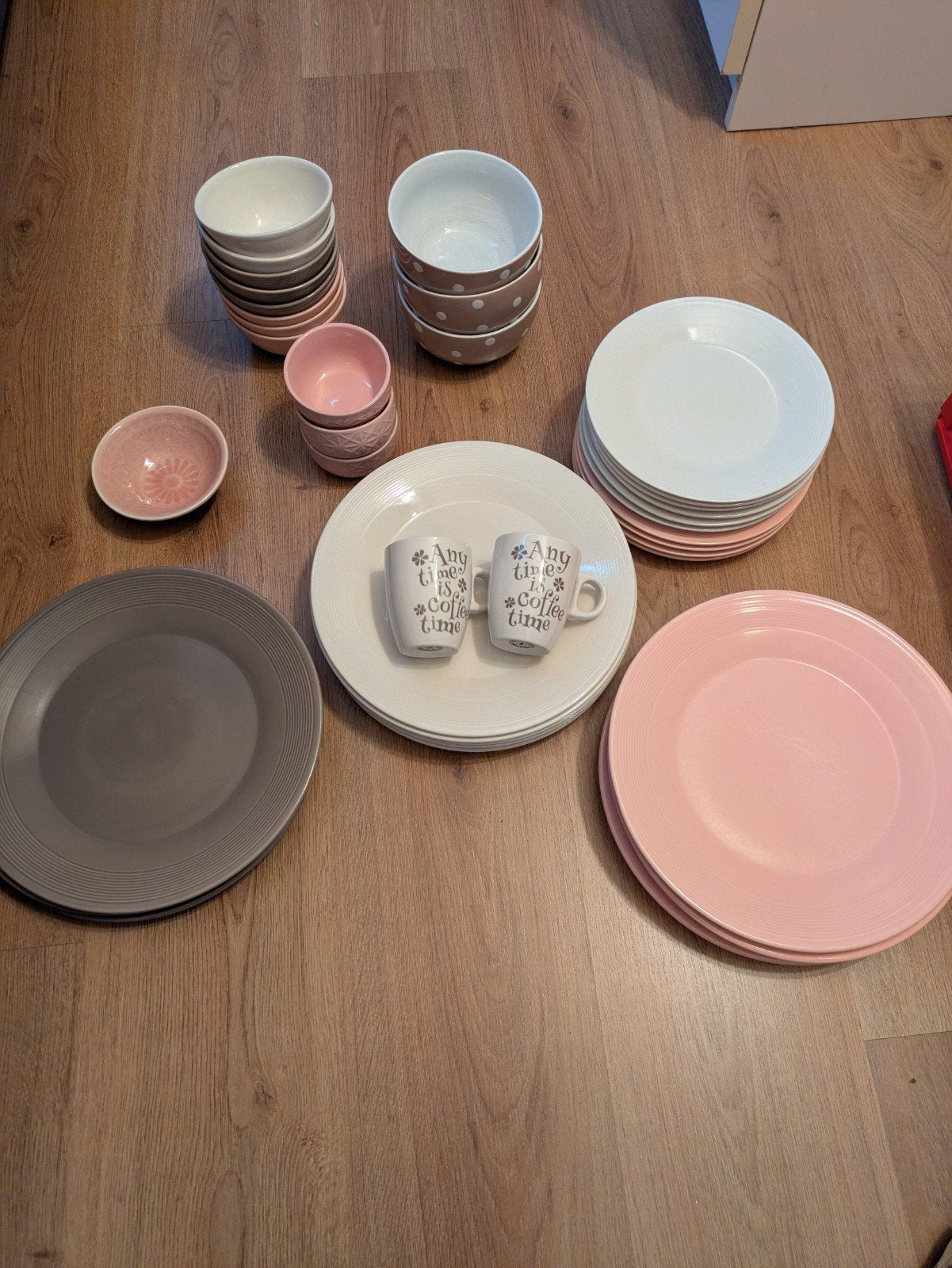 Servies roze wit taupe, Huis en Inrichting, Keuken | Servies, Ophalen, Aardewerk, Overige stijlen, Bord(en)