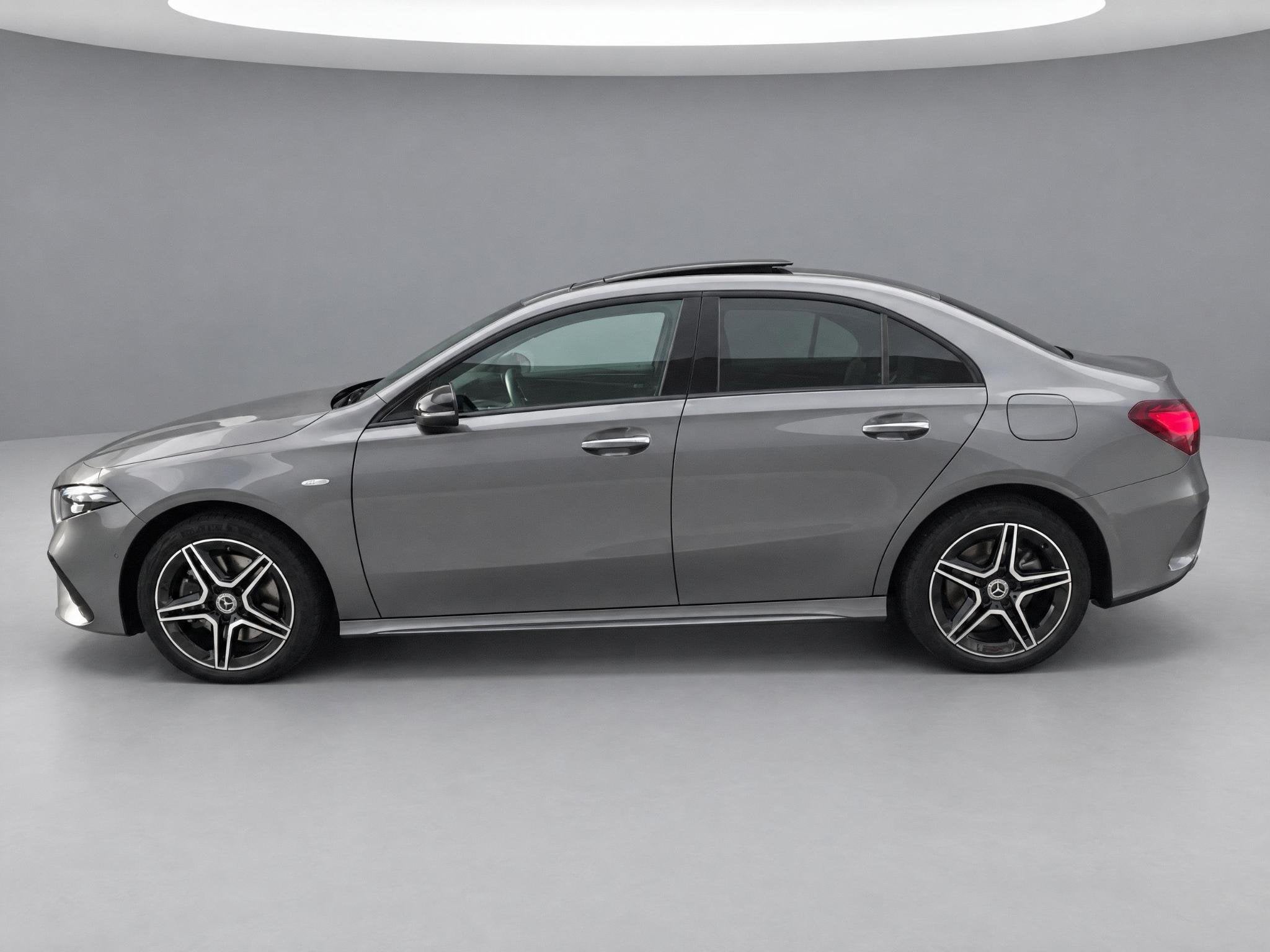 Mercedes-Benz A-klasse 250 e Business Solution AMG, Auto's, Gebruikt, 4 cilinders, Hybride Elektrisch/Benzine, 1600 kg