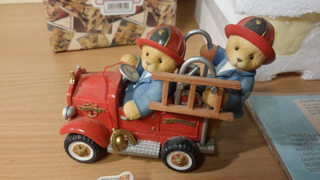 Beeldje Cherished Teddies Brandweerauto, Ophalen of Verzenden, Nieuw, Beeldje, Cherished Teddies