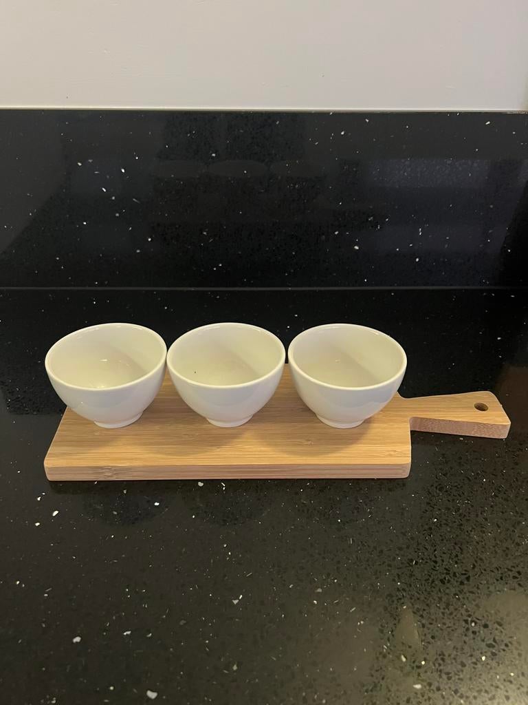 Nieuw bamboe serveerplank met 3 schalen, Huis en Inrichting, Keuken | Servies, Ophalen of Verzenden, Nieuw, Overige stijlen, Schaal of Schalen