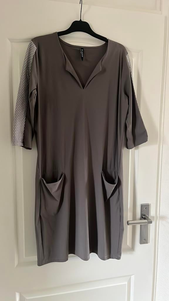 Zoso jurkje L taupe met beige, Ophalen of Verzenden, Zo goed als nieuw, Beige, Boven de knie