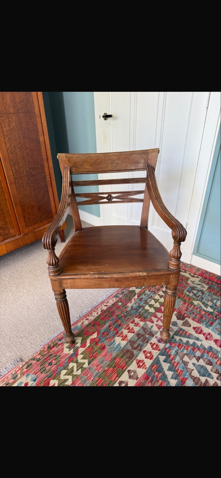 Antieke houten stoel met armleuningen, Ophalen